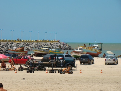 Carros e caminhes fazem de estacionamento a Praia Central em Maratazes