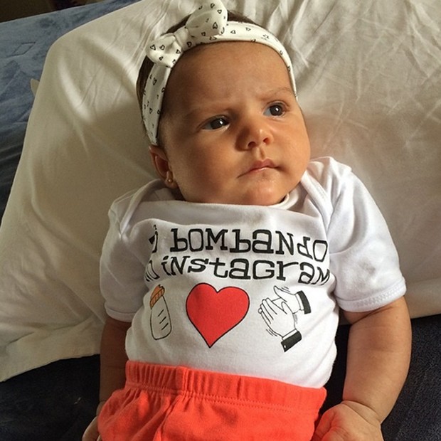 Nvea Stelmann posta foto da filha com body fofo: 