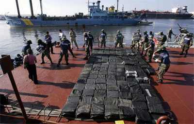 Policia - Submarino interceptado no Mxico continha muita cocana - Membros da Marinha mexicana orga