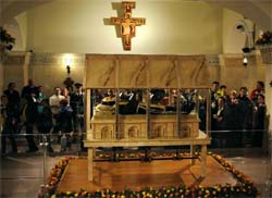 Milhares visitam corpo exumado de so Pio na Itlia 