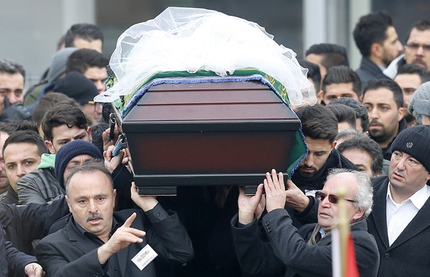 Alemanha acompanha funeral de menina morta por defender jove