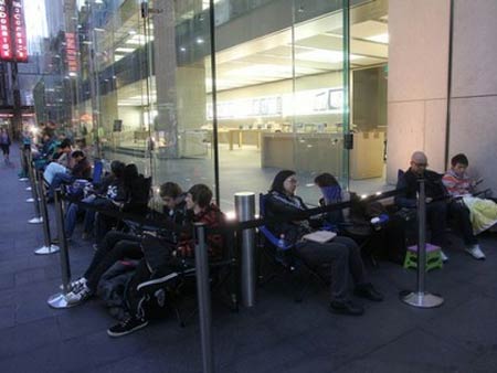 Ingls fica 33 horas na fila para comprar iPad 2