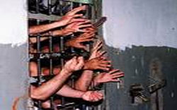 Adolescente fica presa em cela com 20 homens por um ms