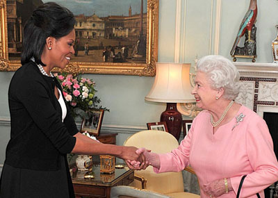 Michelle Obama quebra protocolo e toca rainha Elizabeth II