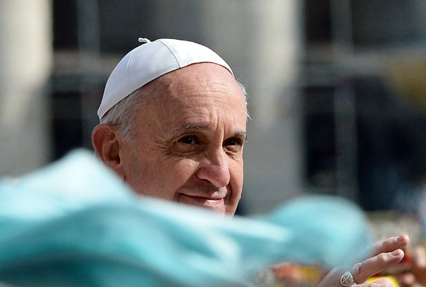 Papa Francisco decide cortar bnus de funcionrios do Vaticano