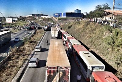 Manifestantes bloqueiam rodovia em Minas Gerais