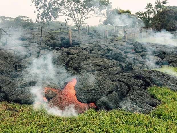 Havaianos se preparam para fugir de lava vulcnica