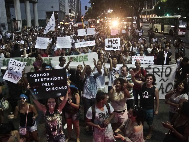 Manifestao de alunos da Gama Filho fecha ruas no Centro do Rio