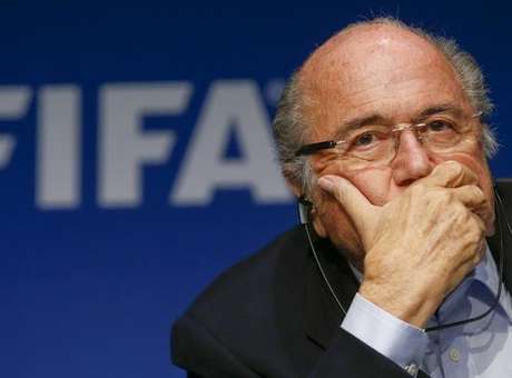 Pressionado por corrupo, Blatter pede ajuda divina na Fifa