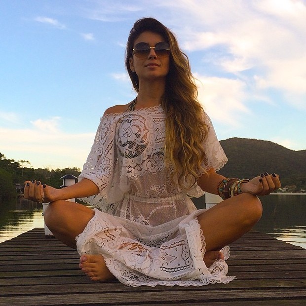 Paula Fernandes medita usando look transparente