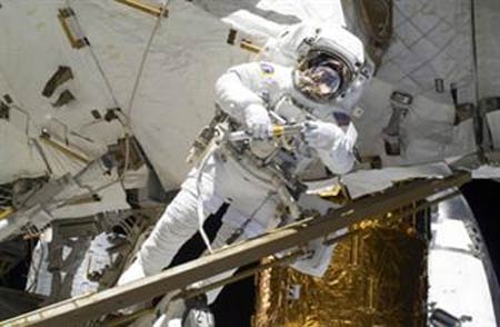 Dois astronautas do Discovery preparam sada espacial de seis horas e meia 