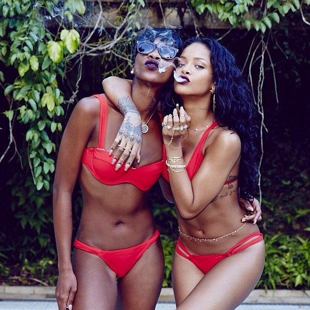 Com cigarro na mo, Rihanna posa de biquni vermelho