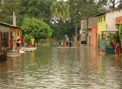 Chuvas inundam Natal (RN) e provocam desabamentos 