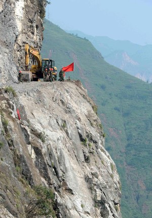 China repara estrada  beira de penhasco aps terremoto