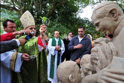 Fazenda Esperana inaugura esttua em homenagem a Bento XVI