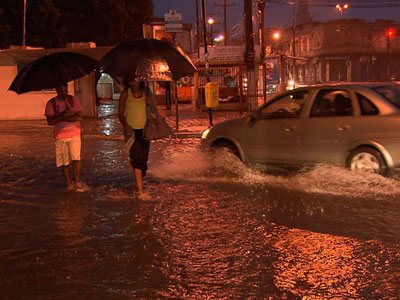 Chuva forte deixa bairros de Salvador alagados nesta quarta-feira