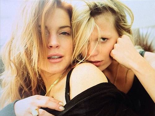 Lindsay Lohan posta foto sensual ao lado de filha de 