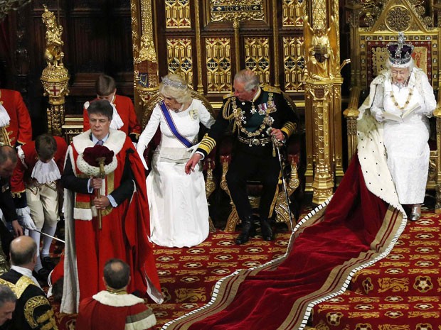 Menino desmaia durante discurso da rainha Elizabeth II