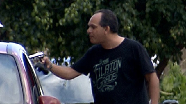 Vdeo mostra homem armado em rua do DF