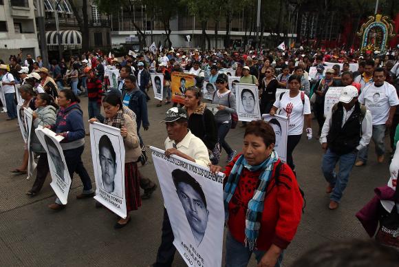 Protestos contra estudantes sumidos no Mxico