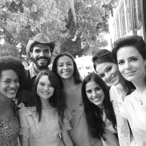 Bruna Marquezine posa com elenco de nova novela em bastidores