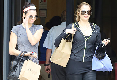Kendall Jenner esconde o rosto ao deixar academia com Khlo 
