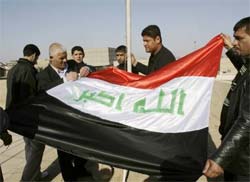 Nova bandeira iraquiana  iada hoje nos prdios pblicos 