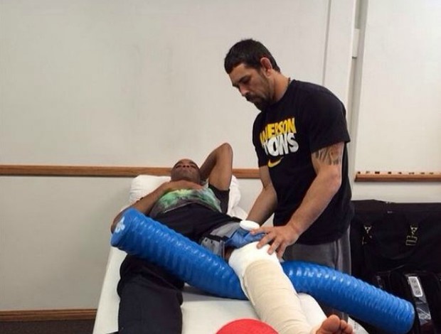 Anderson Silva posta foto durante tratamento e avisa: 