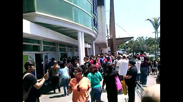 Shopping  evacuado na Ilha do Governador por causa de incn