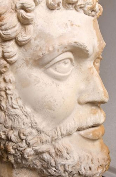 Arquelogos desenterram esttua de imperador romano
