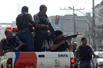 Ao em Manguinhos tem 4 mortos e um policial civil baleado,