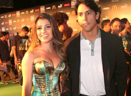 Paula Fernandes comemora sucesso de turn internacional e se declara para namorado