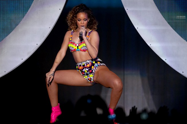 Rihanna apanhada a consumir droga em vdeo