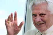 Bento XVI evoca Joo Paulo II na sua primeira interveno 