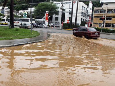 Salvador registra 48 deslizamentos; previso  de mais chuva