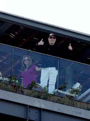 John Travolta aparece em sacada e filha curte Ipanema