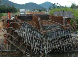 Sustentao de ponte desmorona e fere trs em SC 