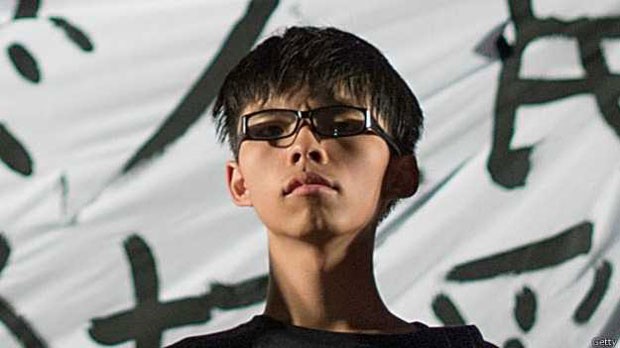 Jovem de 17 anos lidera protestos em Hong Kong