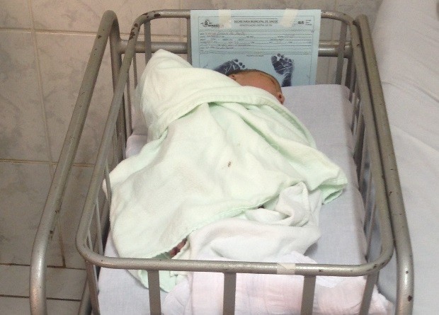 Mulher d  luz o 11 filho em banheiro de hospital, em Gois