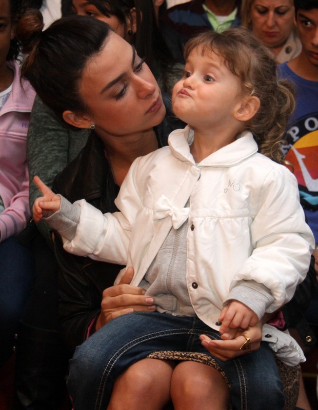 Filha de Fernanda Rodrigues assiste pea da me no colo de Thaila Ayala