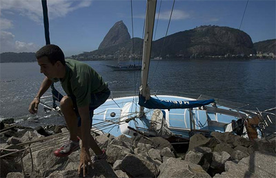 Com vento e mar agitado, veleiro encalha em pedras da praia de Botafogo