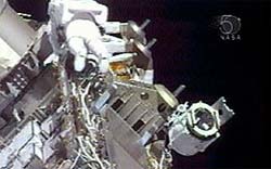 Astronautas da estao fazem caminhada espacial 