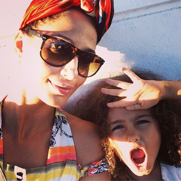 Em rara apario, Camila Pitanga usa turbante e posa ao lado da filha