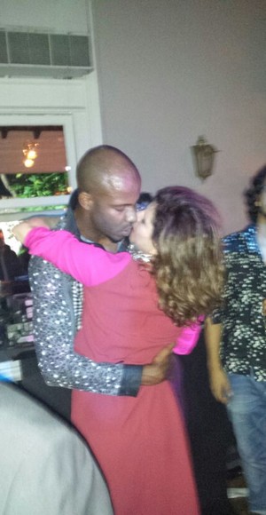 Dbora Bloch beija muito neto do sambista Jamelo em festa carioca