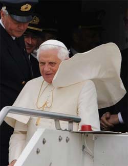 Papa Bento XVI retorna a Roma aps visita aos Estados Unidos