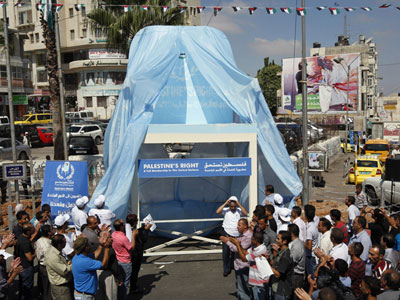 Cadeira gigante simboliza campanha palestina para entrada na ONU