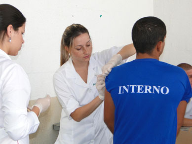 Detentos do CDP de Maratazes recebem vacinao