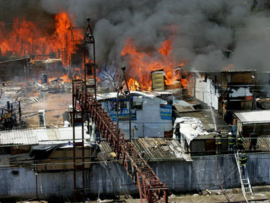 Aps incndio em SP, ministro visita favela e fala em 