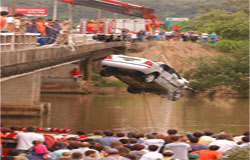 Carro cai em rio e motorista morre em SC