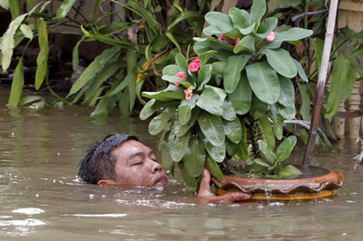 Fortes chuvas causam 98 mortes e grandes danos na Tailndia